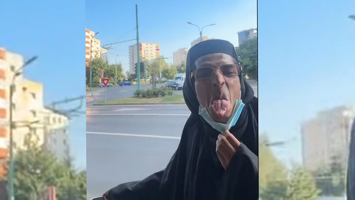 Bobi de la Moinești, bărbatul măicuță, viral pe TikTok, a ajuns pe mâna polițiștilor din Iași. Iată ce au găsit oamenii legii în geanta lui, printre mir și icoane – FOTO/VIDEO