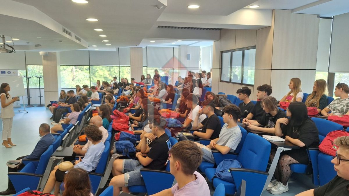 A început Școala de vară „Vreau student la USV Iași”. 100 de liceeni vor experimenta viața din campusul universității