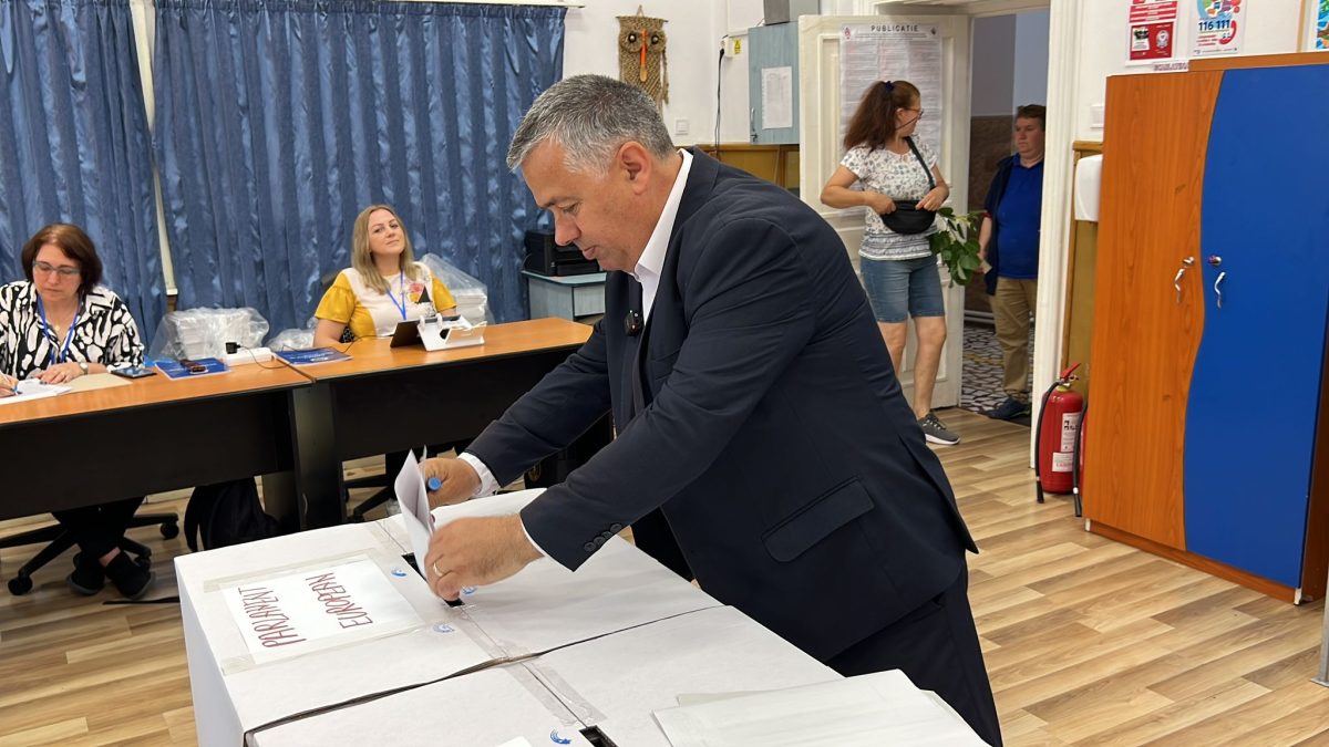 EXCLUSIV – Petru Movilă, președintele PMP Iași, a votat la alegerile locale și europarlamentare – FOTO, VIDEO
