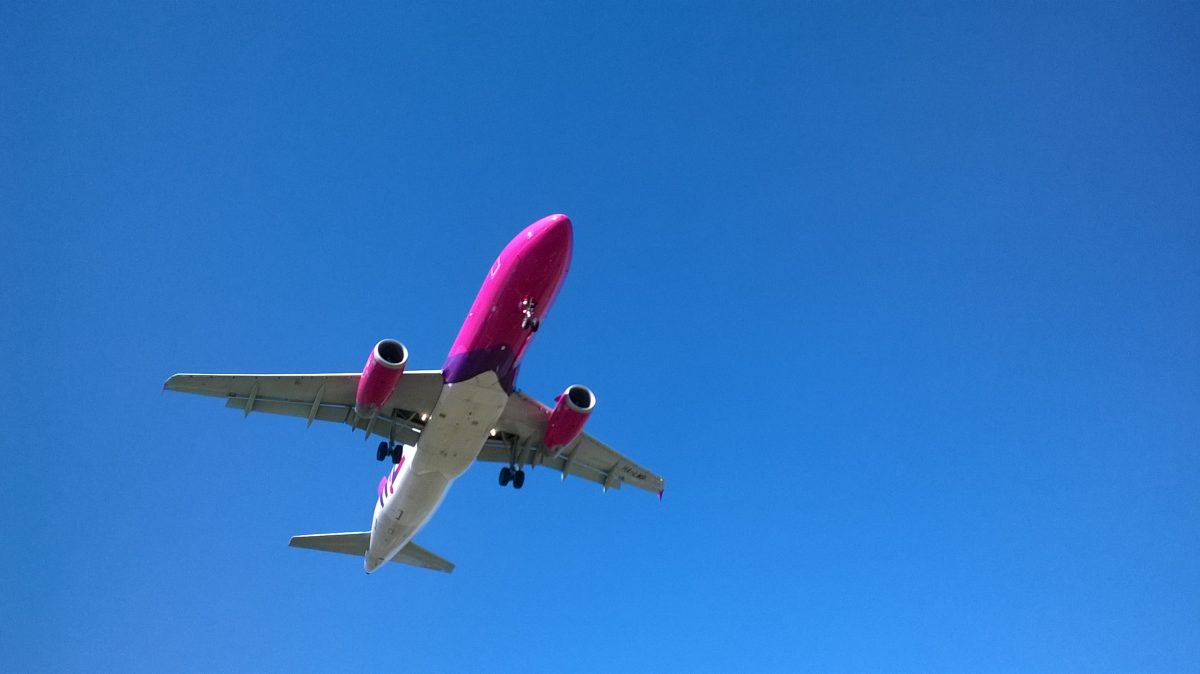 Incident într-o aeronavă Wizz Air. Trei stewardese au fost rănite din cauza turbulențelor