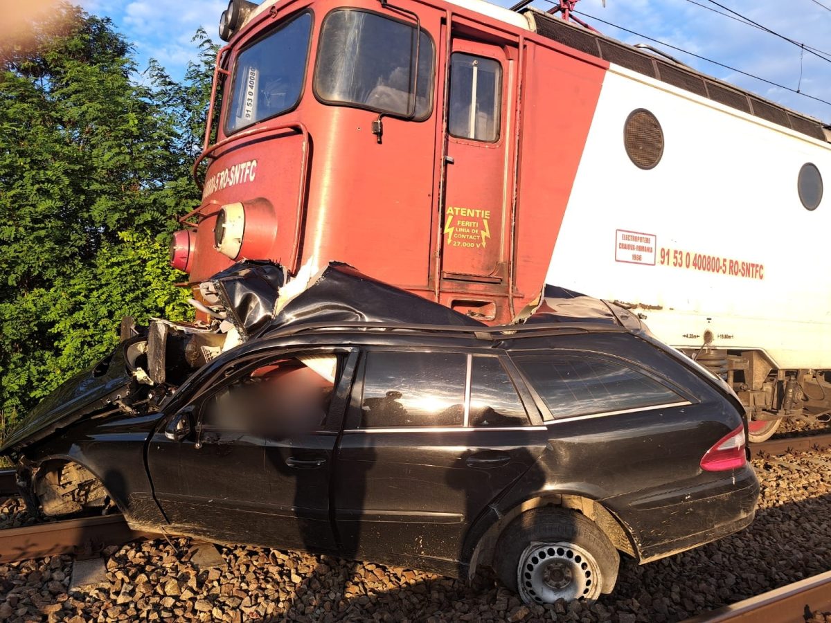 Coliziune între un tren și un autoturism, la o trecere la nivel cu calea ferată de pe raza orașului Liteni