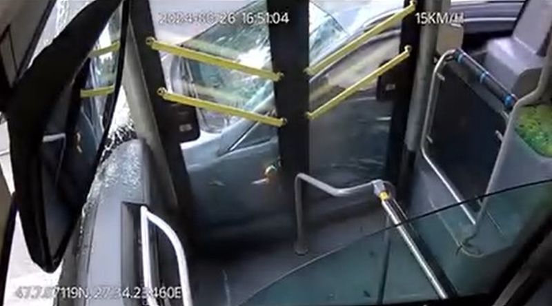 Autobuz lovit de un autoturism în zona intersecției Bisericii Înălțarea Domnului din Iași