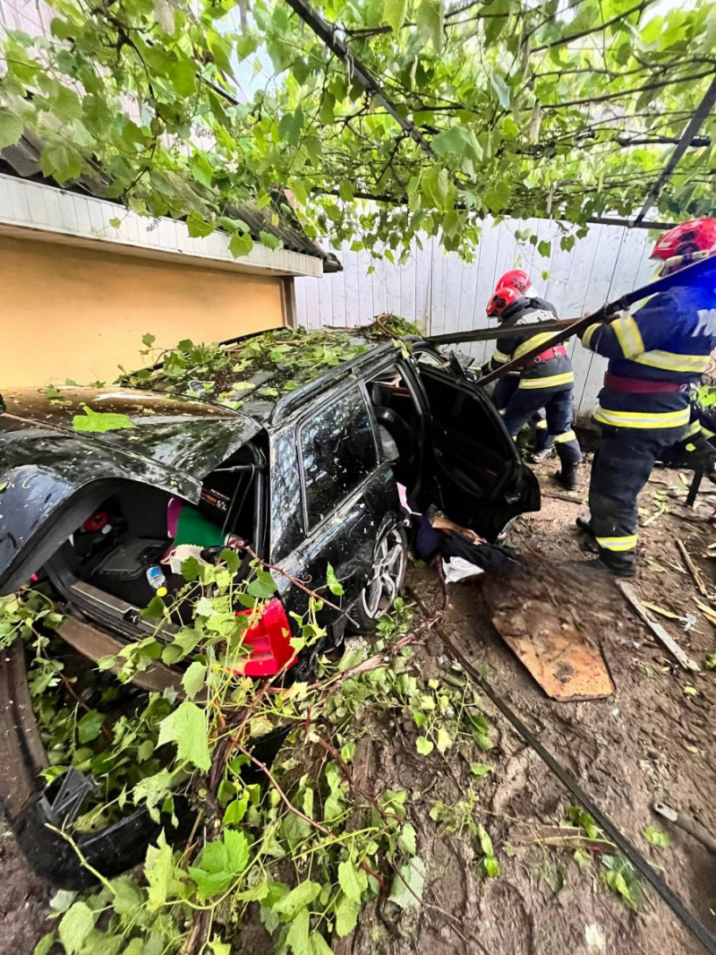 Doi tineri au ajuns la spital după ce au intrat cu mașina în gardul și zidul unei case