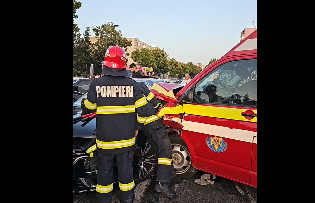 Accident rutier grav în Constanța. O ambulanță a intrat într-un autoturism – FOTO, VIDEO