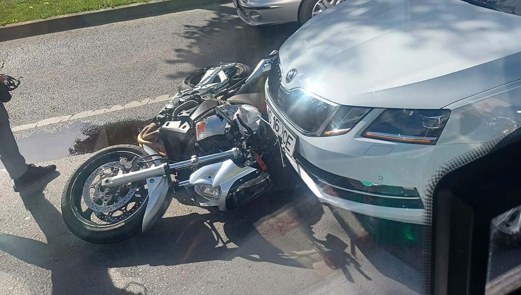 Accident rutier în capăt CUG! O motocicletă și o mașină au intrat în coliziune