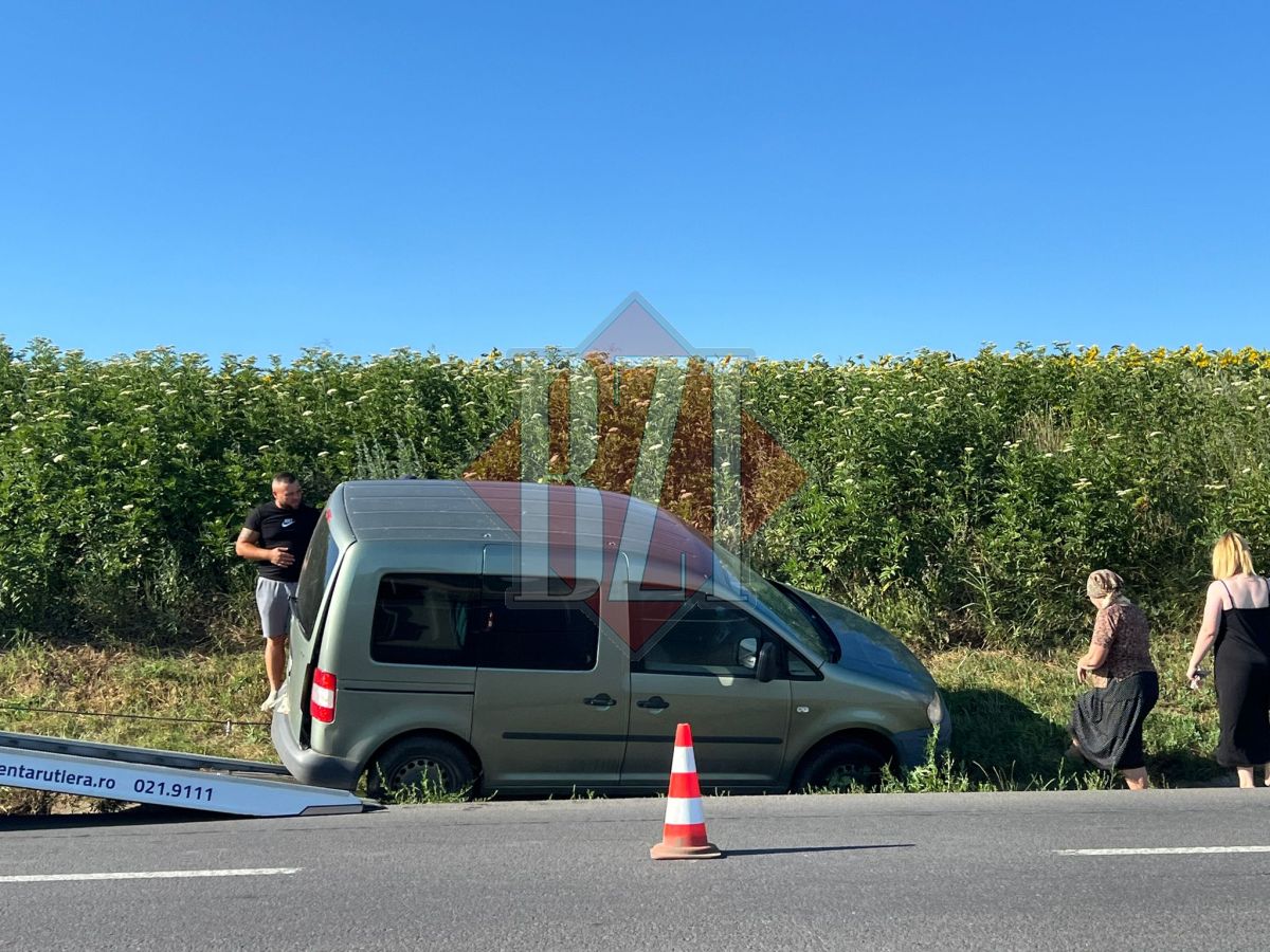 Accident rutier ce putea avea urmări grave pe europeană. Trei persoane au fost rănite după ce un bărbat de 74 de ani a intor neregulamentar – FOTO