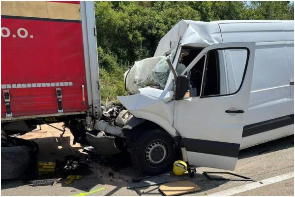 O nouă tragedie s-a produs pe o șosea din Germania. Un român de 32 de ani a murit, după ce a intrat cu dubița într-un TIR