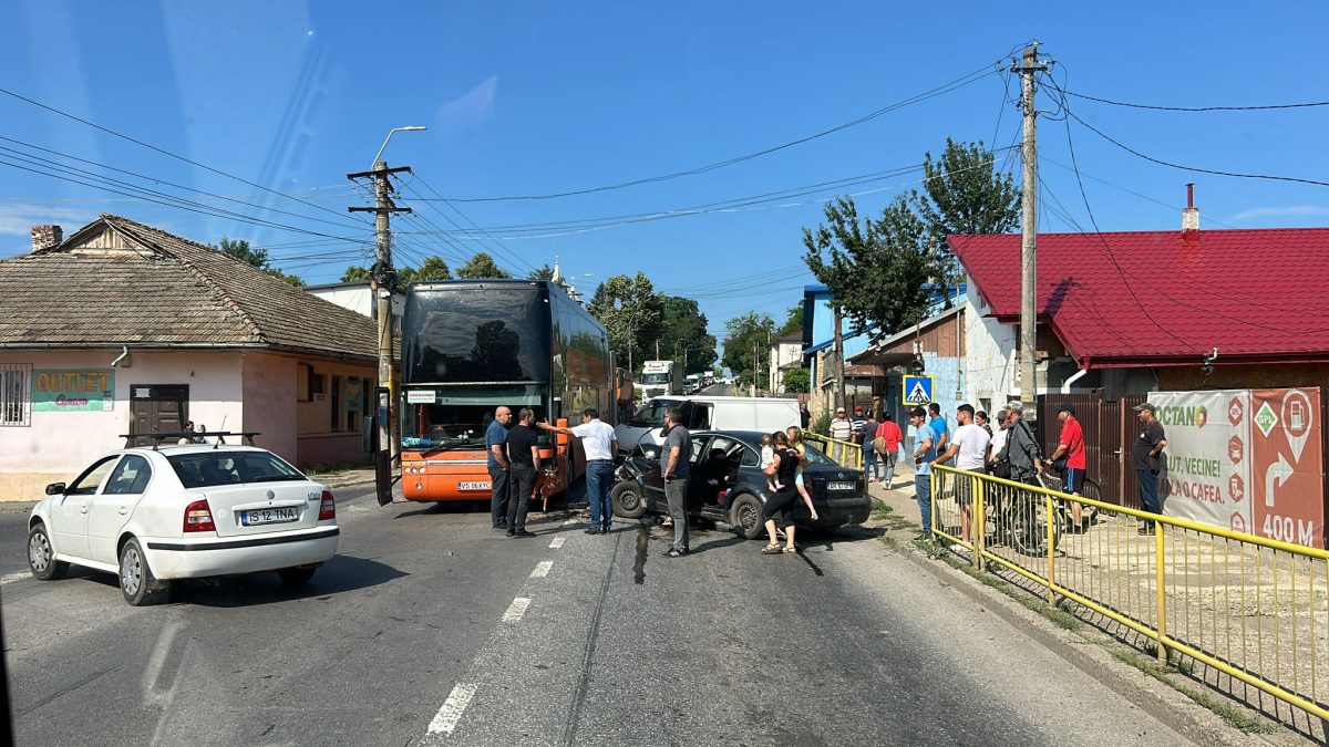 Accident rutier grav în Podu Iloaiei. Două autoturisme și un autocar cu 55 de persoane au fost implicate. A fost activat planul roșu de intervenție – UPDATE