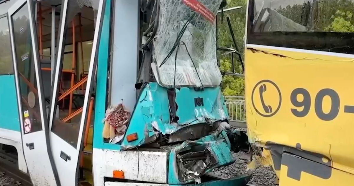 Imagini șocante din Rusia. Un tramvai a aruncat într-o curbă pasageri în fața mașinilor și s-a lovit de un altul – VIDEO