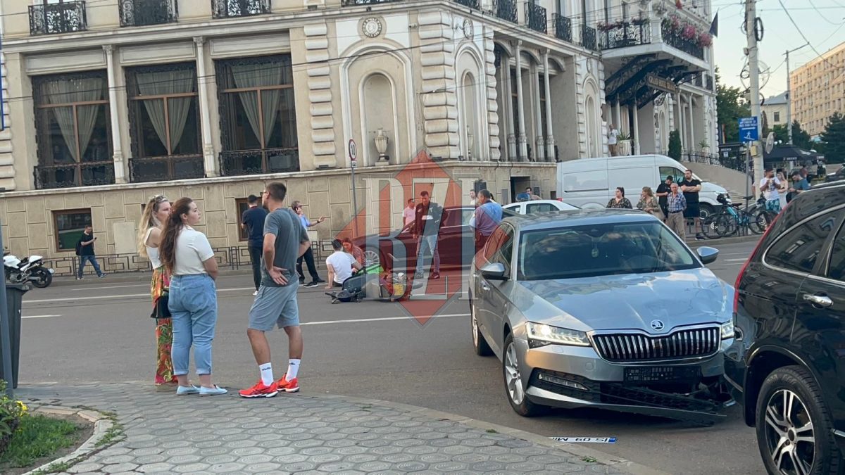 Accident rutier în Piața Unirii! Un bărbat care circula pe scuter, lovit de un autoturism – FOTO/VIDEO