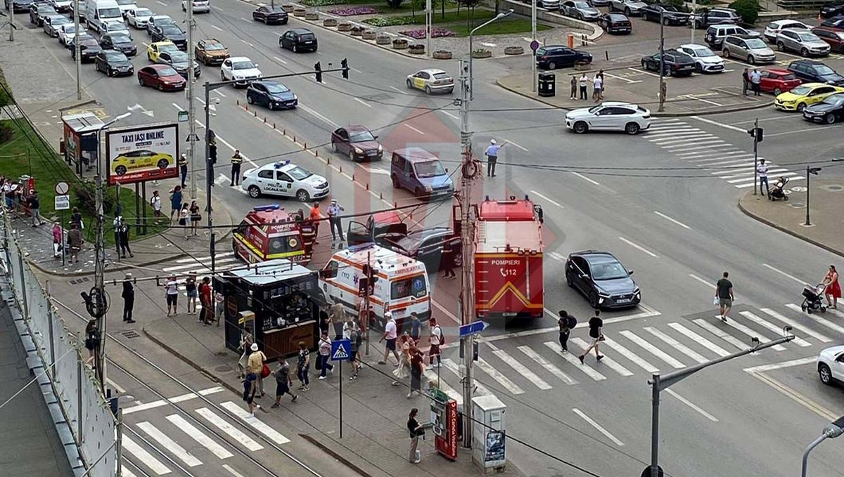 Accident rutier la Iași. Două autoturisme au intrat în coliziune