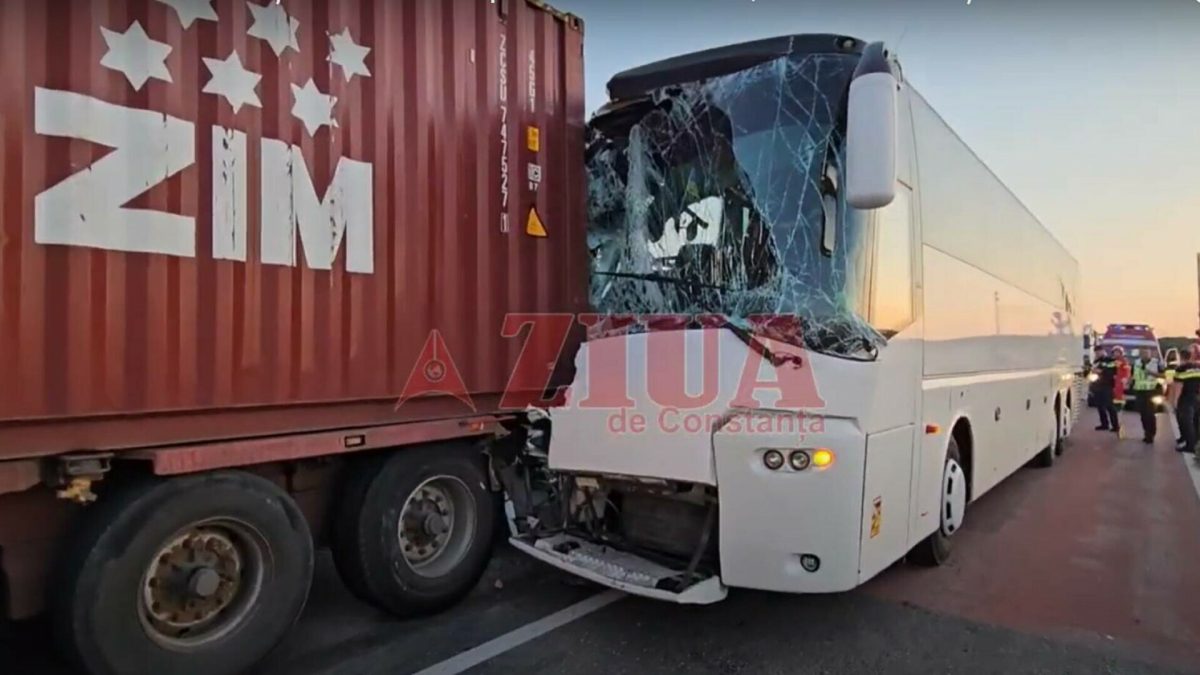 Accident rutier la Constanța. A fost activat Planul Roşu de Intervenție, după ce un TIR şi un autocar cu 57 de ucraineni au intrat în coliziune
