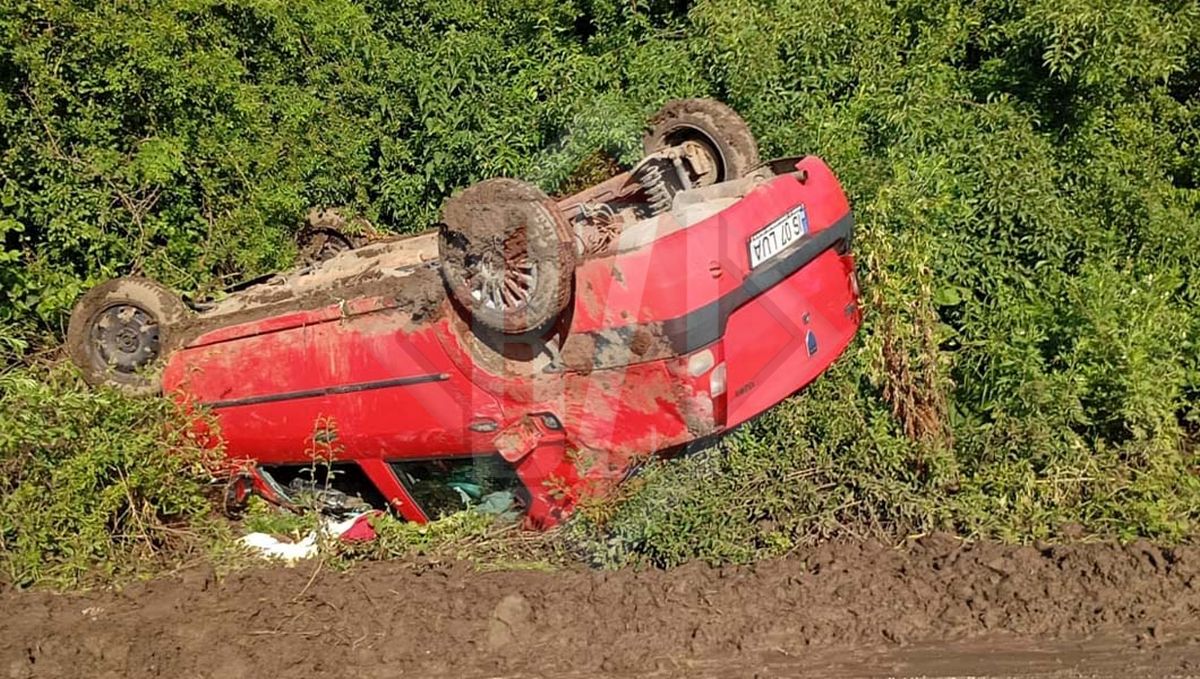 Accident rutier la Iași! O mașină s-a răsturnat în afara părții carosabile – UPDATE