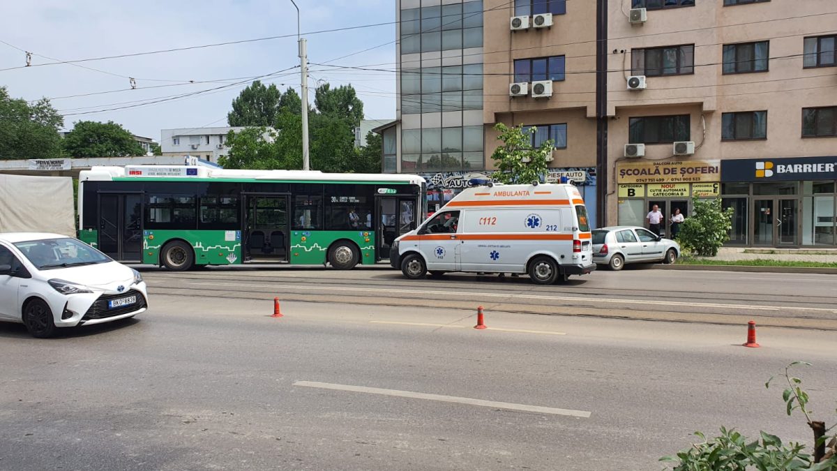 Accident rutier la Iași! Un autobuz CTP și un autoturism au intrat în coliziune – FOTO, UPDATE