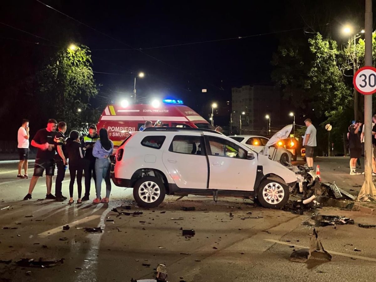 Accident rutier în Iași! Două mașini s-au făcut zob după ce s-au izbit – FOTO, UPDATE
