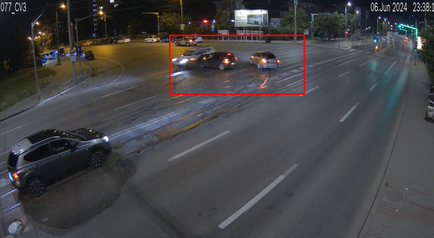 Momentul producerii accidentului rutier din Podul de Piatră, surprins de camerele de supraveghere – VIDEO
