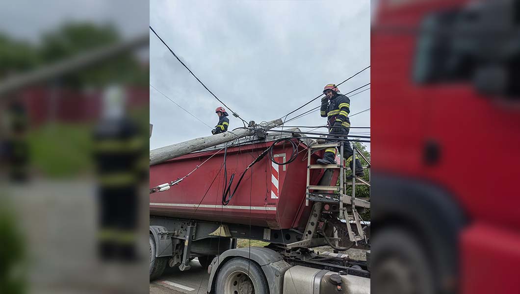 Accident rutier în Valea Seacă! Un TIR a intrat într-un stâlp – FOTO