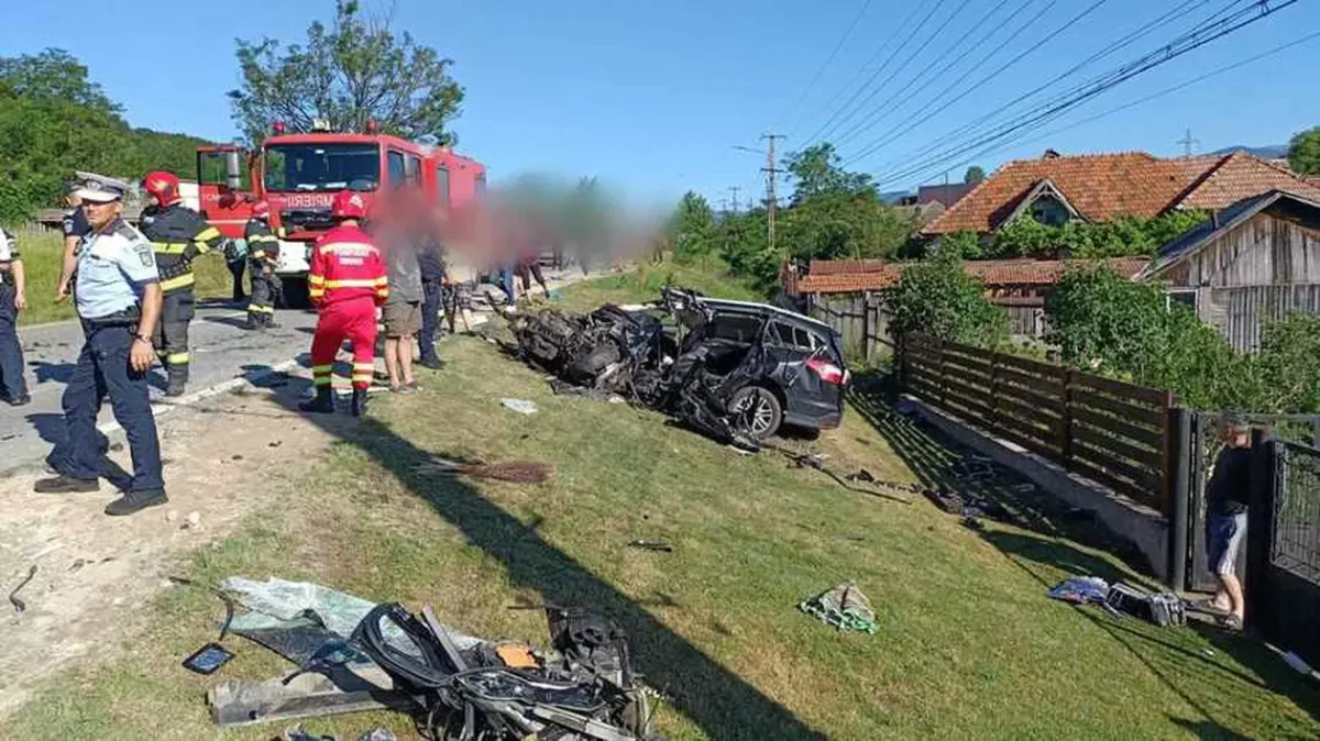 Accident grav în Tomșani, un tânăr de 22 de ani a murit. Un autocar în care se aflau 51 de elevi a intrat în coliziune cu un autoturism