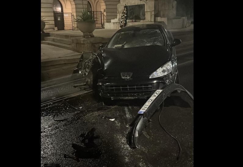 Un tânăr beat şi-a făcut maşina praf azi dimineaţă în fundaţie. A pierdut controlul volanului după ce s-a izbit de o bordură – EXLUSIV, FOTO