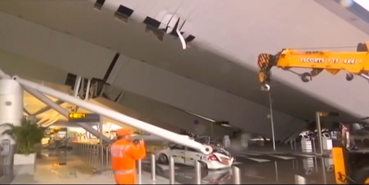Imaginile groazei! Acoperișul aeroportului s-a prăbușit peste sute de oameni – VIDEO