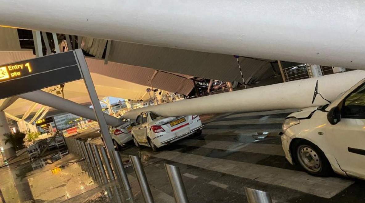 Scene șocante într-un aeroport! Acoperișul unui aeroport s-a prăbușit