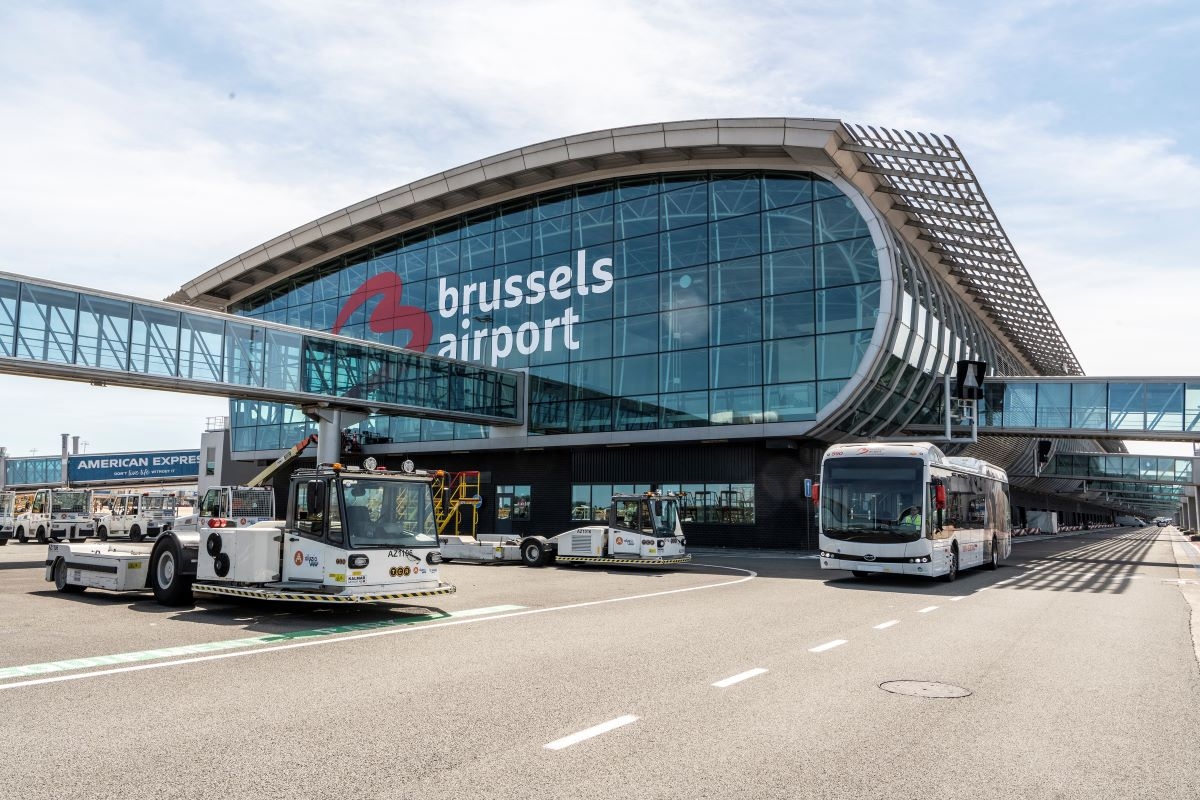 Zeci de oameni, printre care și europarlamentari români, blocați pe aeroportul din Bruxelles