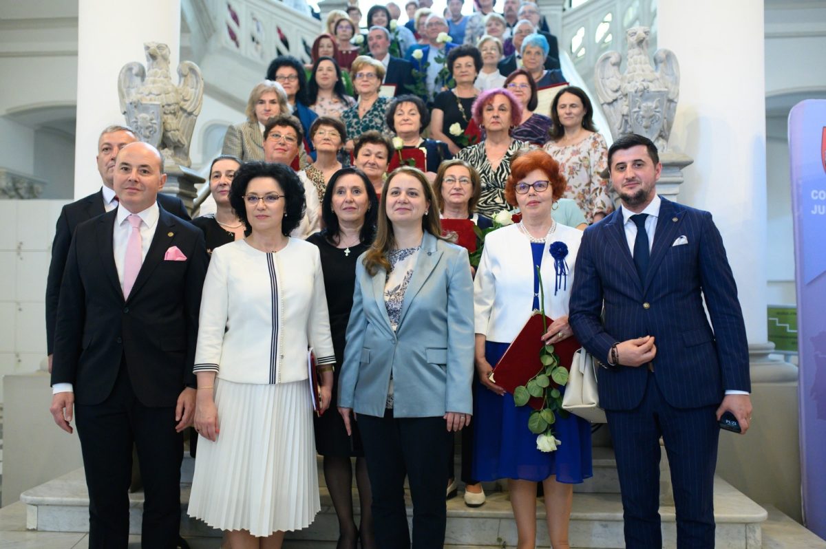 De Ziua Învățătorului, liberalii ieșeni au premiat cadrele didactice pentru întreaga lor carieră. Distincțiile au fost înmânate direct de către ministrul Educației, Ligia Deca