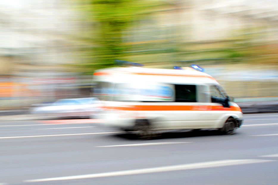 Accident rutier în Capitală. Un șofer de ambulanță, beat, a spulberat un pieton care traversa strada
