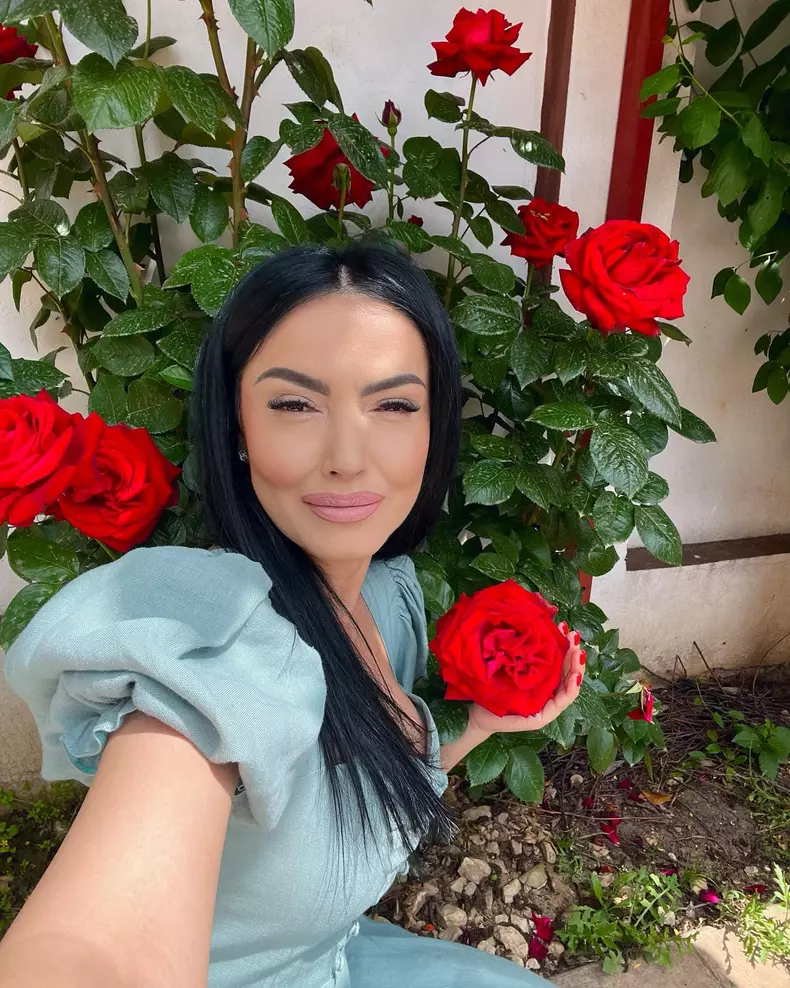 Imagini cu Andreea Mantea la plajă. Cum arată prezentatoarea în costum de baie – FOTO