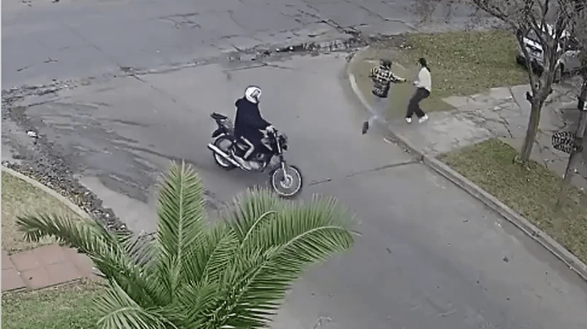 Doi adolescenți au vrut să jefuiască o femeie, dar au dat peste o polițistă în civil care a tras în ei, în Argentina