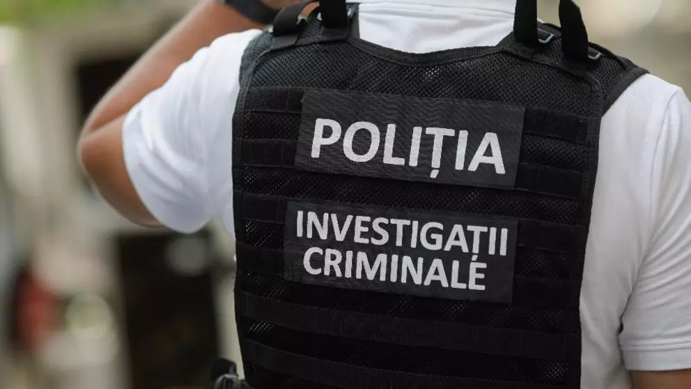 O armă și mai multe încărcătoare au fost găsite pe o stradă din Târgu Mureș. Acestea au fost uitate de posesor pe plafonul mașinii