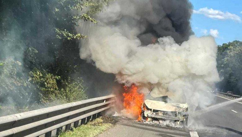 O mașină a luat foc în mers, pe autostrada București-Pitești. Șoferul și pasagerii au reușit să iasă teferi din autoturism