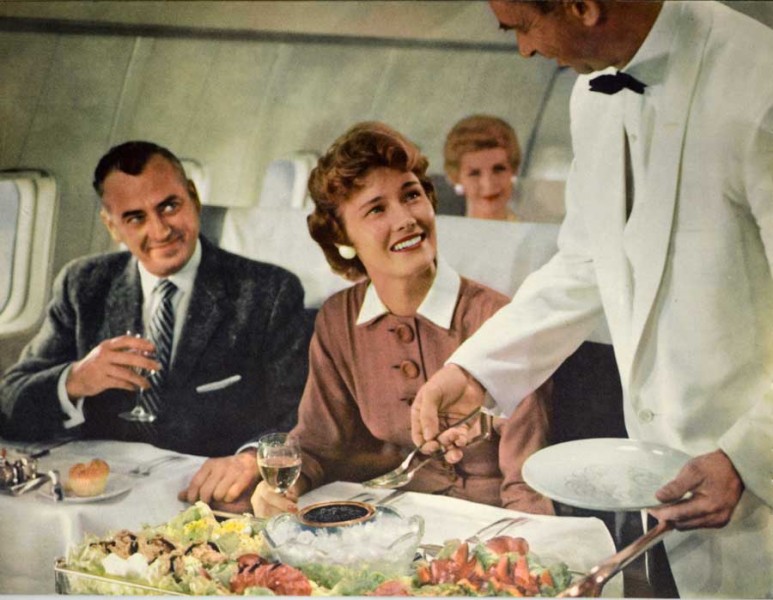 Cum arăta luxul în epoca de aur a călătoriilor cu avionul: Puțini știu ce experiențe inedite trăiau pasagerii în anii ’50 – VIDEO