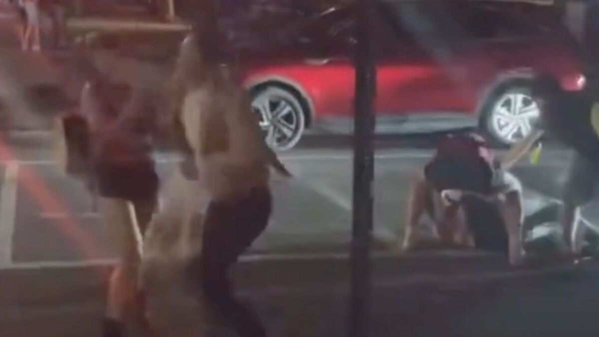 Imagini șocante! Un milionar lovește o femeie până se prăbușește la pământ – VIDEO