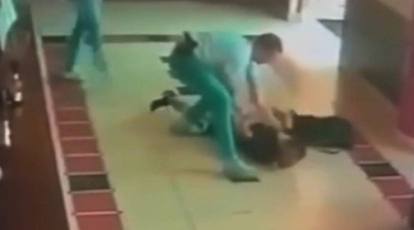Un bărbat a fost prins cu un pistol în Timișoara. Intervenția polițiștilor a fost surprinsă pas cu pas