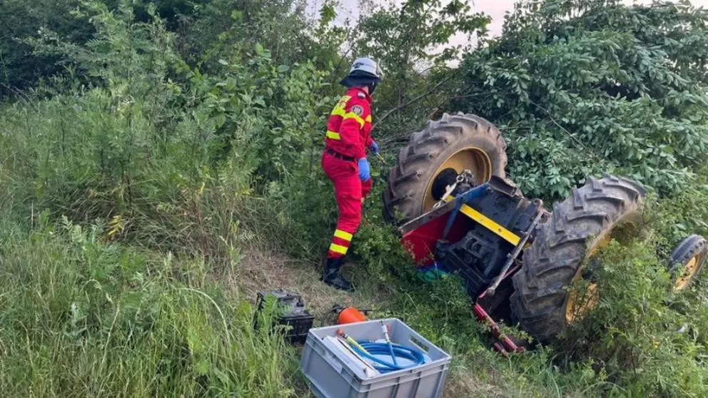 Un bărbat a scăpat ca prin urechile acului. A fost la un pas de moarte după ce a căzut tractorul peste el