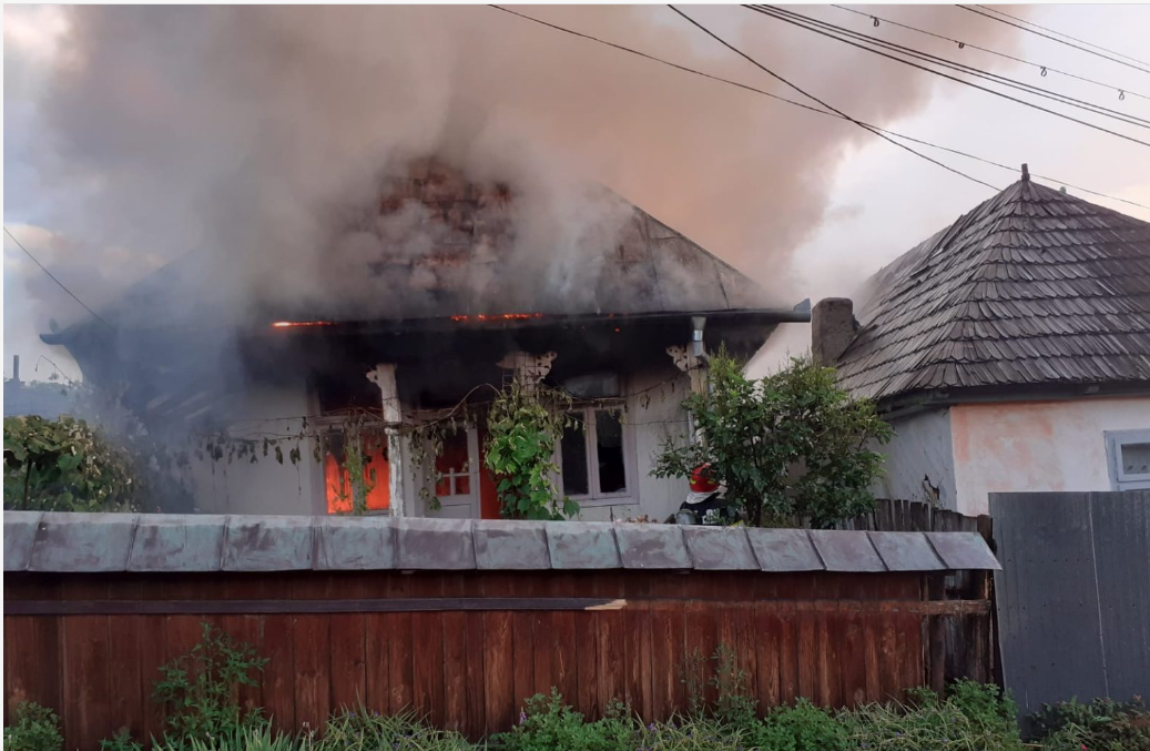 O femeie de 80 de ani a fost găsită carbonizată în propria sa locuință din comuna Măgirești, județul Bacău