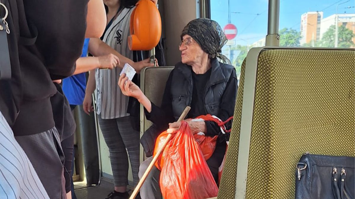 O bătrână de 77 de ani a dormit în gară, la Iași, o noapte ca să poată ajunge la medic, la Spitalul „Sf. Spiridon”: „Am stat pe o bancă, pe peron. Am pensie mică, am lucrat la CAP” – FOTO