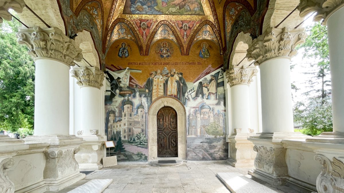 Această bijuterie turistică din Iași, cu o vechime de aproape trei secole, este închisă pentru vizitatori! Cum explică Mitropolia situația: „Dacă cineva doreşte în mod deosebit să o viziteze, poate solicita preoților” – FOTO