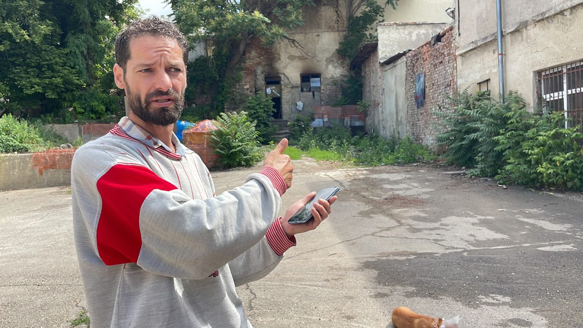 Mai mulți boschetari au transformat un imobil din centrul Iașului în focar de infecție! Sunt nemulțumiți de condițiile în care trăiesc: „Vrem o sumă de bani, să ne putem căuta o chirie în zona centrală” – FOTO/VIDEO