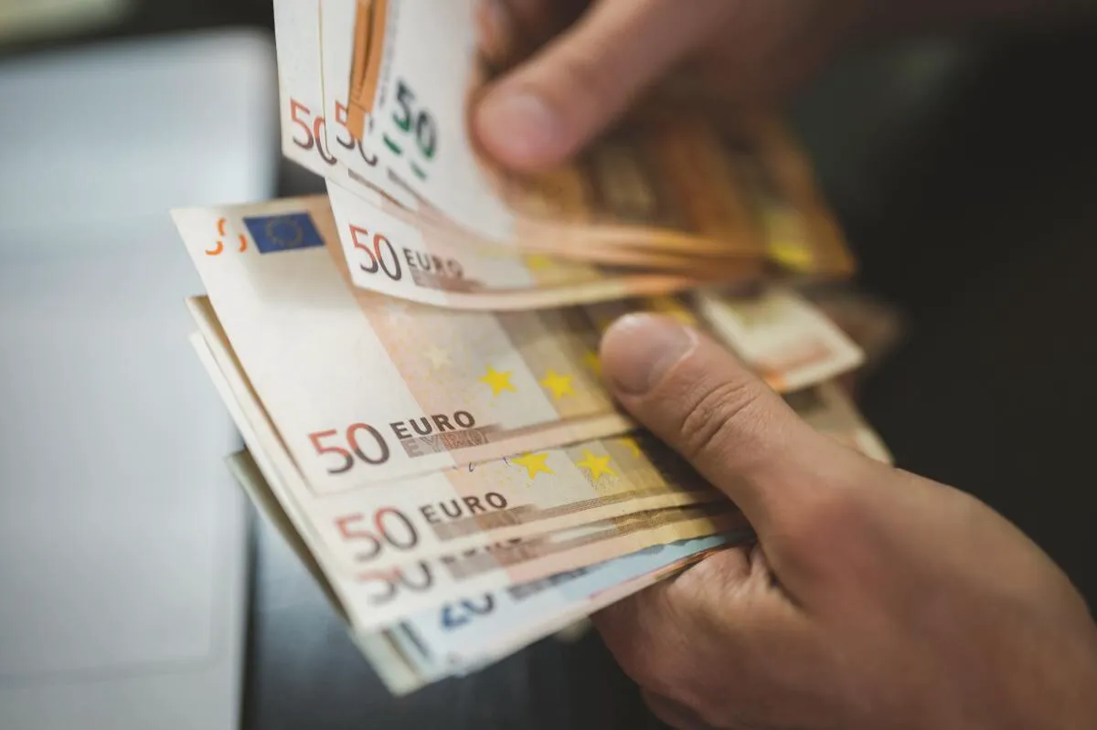 Burse de 1000 de euro pentru elevi și studenți. Când intră în vigoare legea