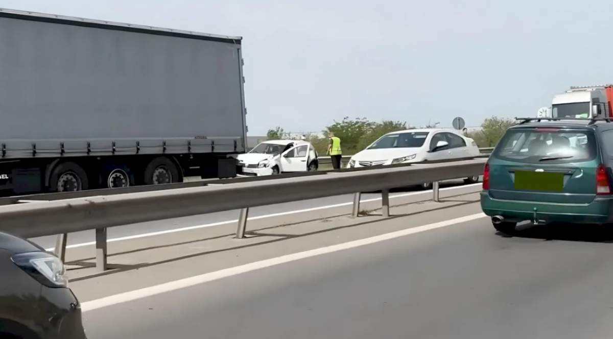 Carambol pe A1. Cinci autoturisme și două autocamioane s-au izbit