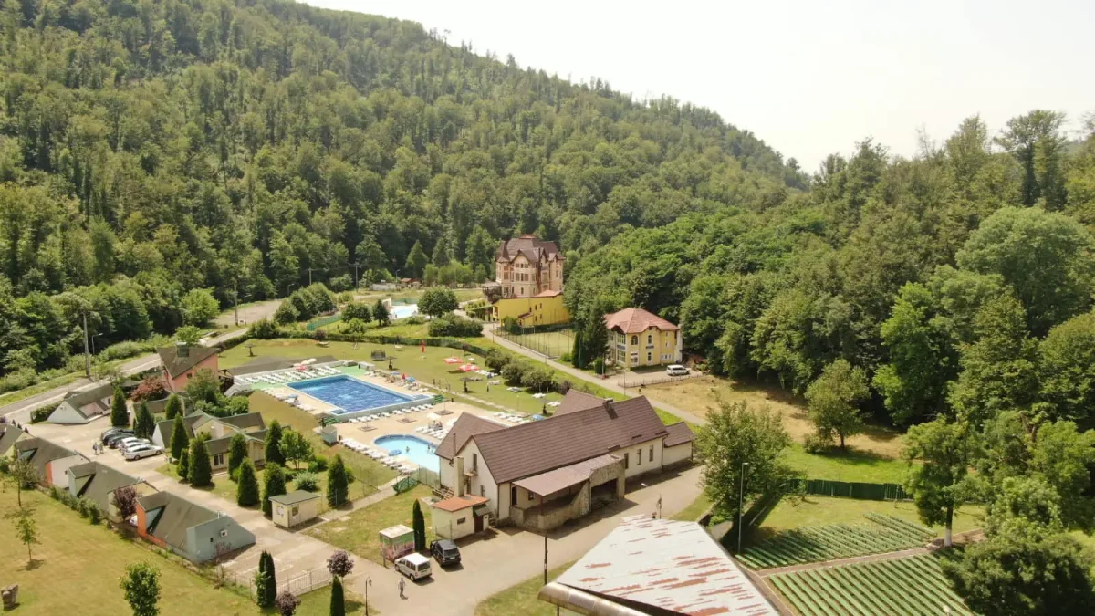 Aici este cel mai curat aer din România. Turiștii iau cu asalt zona