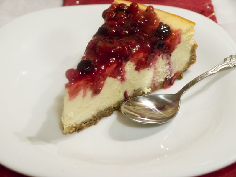 Rețetă de gustoasă de cheesecake cu blat de biscuiți