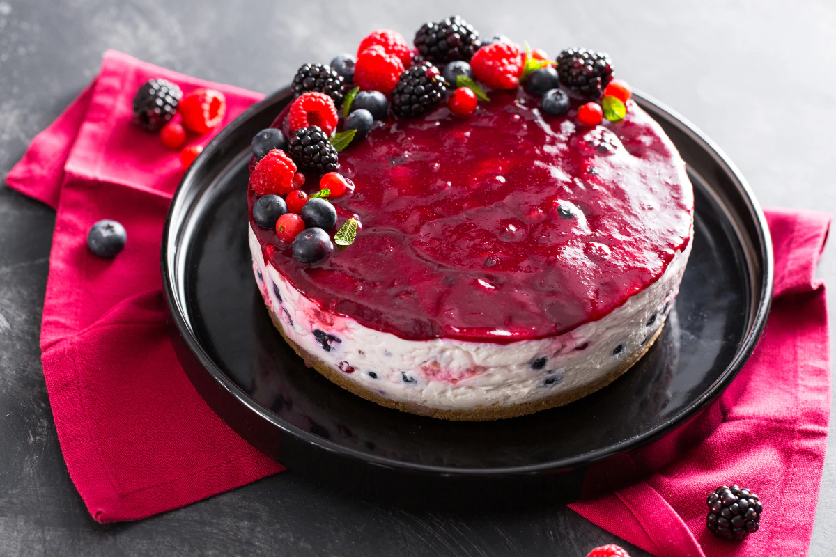 Cum să prepari cel mai delicios cheesecake cu fructe de pădure. Ai nevoie doar de câteva ingrediente pentru a putea realiza unul dintre cele mai delicioase deserturi