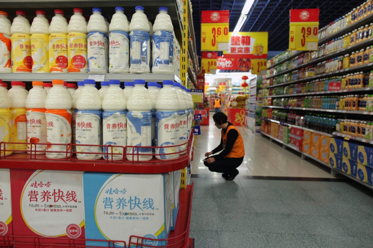 Un nou război economic a început între China și UE. Companiile chineze doresc ca Beijingul să controleze importurile de lactate din Europa.