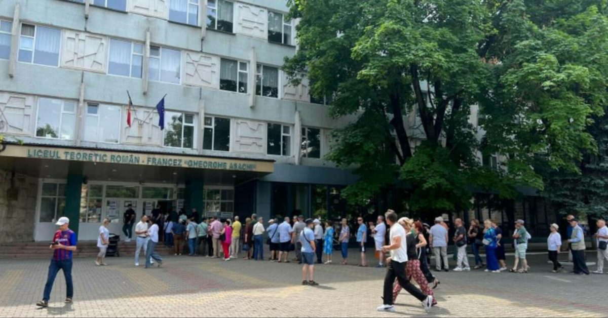 Cozi la secțiile de votare din Chișinău la alegeri 2024. Românii din Republica Moldova se înghesuie să voteze