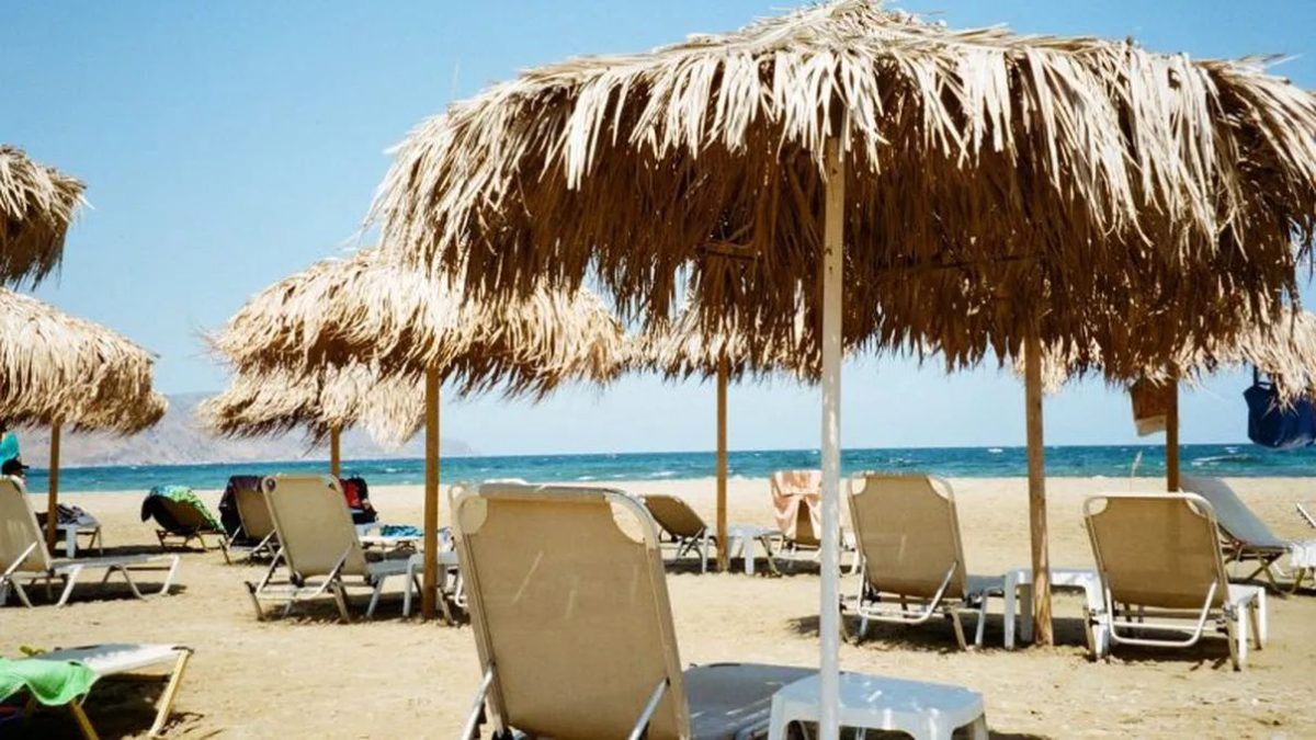 Cât costă să închiriezi un șezlong în Mamaia! Prețurile au sărit în aer!