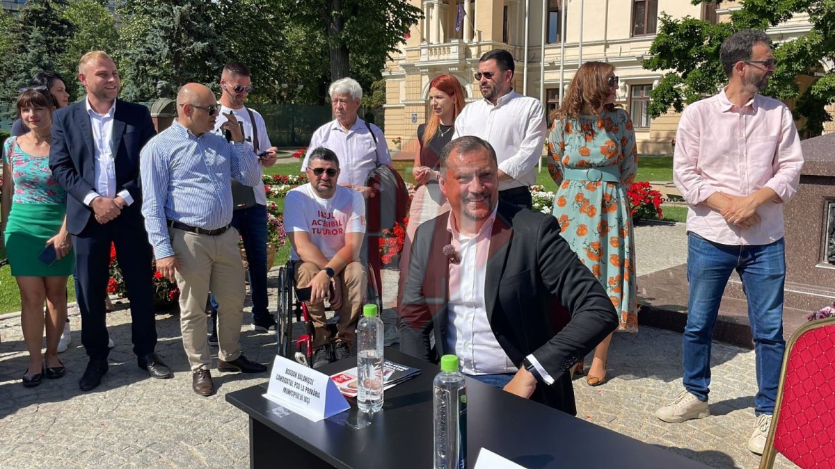 Dezbatere politică cu Bogdan Balanișcu şi Mihai Chirica în fața Primăriei Iaşi – FOTO, VIDEO, UPDATE