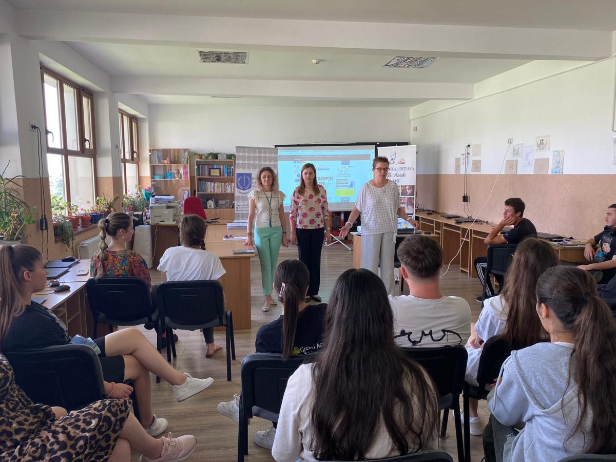 Activităţi de educaţie anticorupţie, cu liceeni în cadrul proiectului educațional – informațional „Info.Biblioteca: Viață – Anticorupție – Libertate”, la Iași